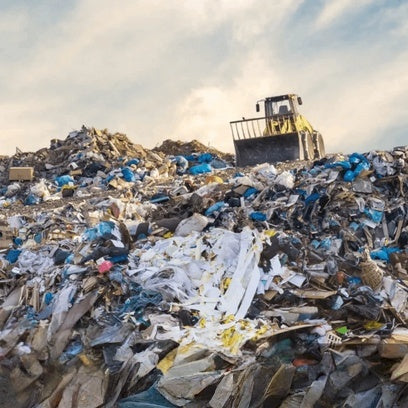 Jedes Jahr werden in Deutschland Millionen Kilo Kleidung weggeworfen – die meisten können repariert werden.